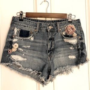 American eagle embroidered jean shorts 🌸